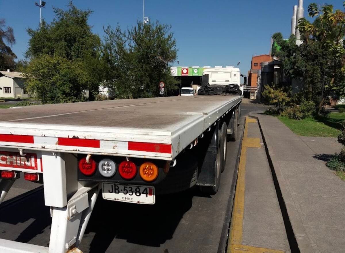 Camión cargado con bobinas de papel